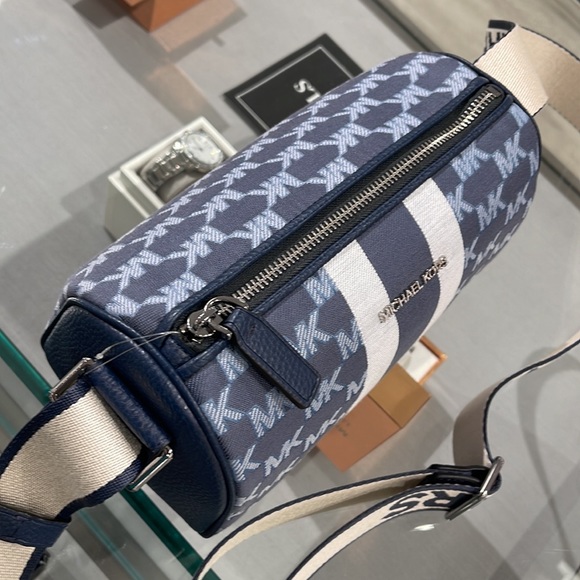 Michael Kors Men’s Women’s Cooper mini duffle xbody NWT
Navy Multi
NWT - Picture 6 of 16